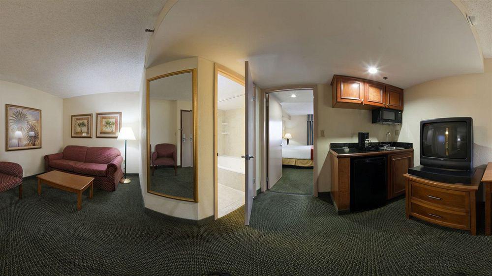 Holiday Inn Express Hotel & Suites Miami - Hialeah By Ihg Exterior photo
