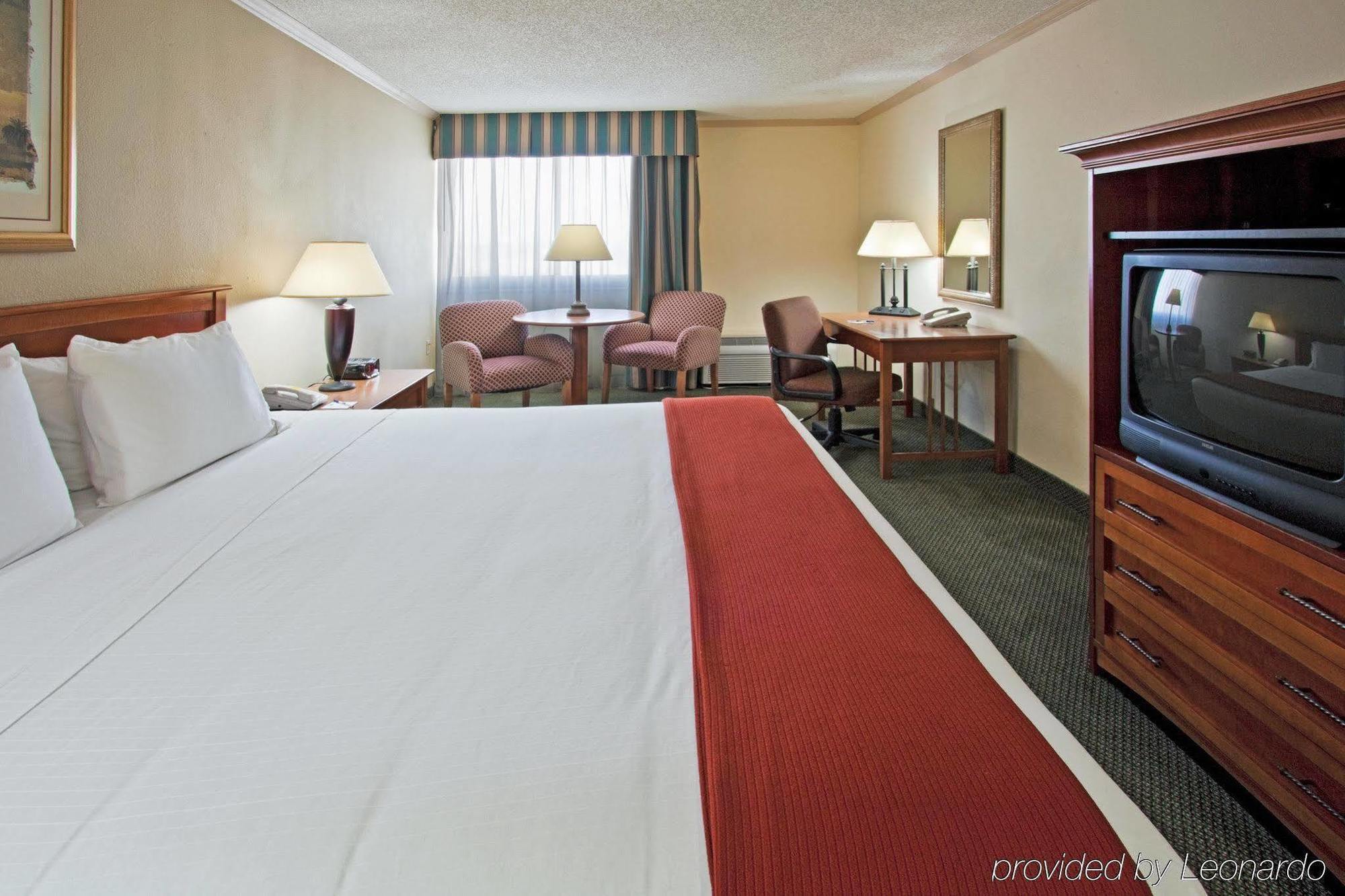 Holiday Inn Express Hotel & Suites Miami - Hialeah By Ihg Exterior photo