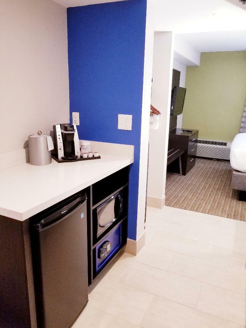 Holiday Inn Express Hotel & Suites Miami - Hialeah By Ihg Exterior photo